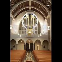 Stuttgart, St. Fidelis, Orgel (mit Beleuchtung - Decken- und Seitenfluter)