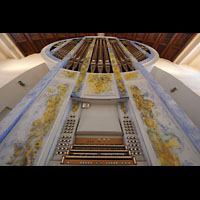 Stuttgart, St. Fidelis, Orgel mit Spieltisch perspektivisch
