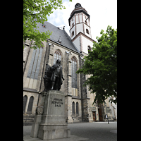 Leipzig, Thomaskirche, Seitenansicht mit Turm und Bach-Denkmal