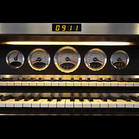 Leipzig, Nikolaikirche, Anzeigeinstrumente im 911-Stil am Porsche Spieltisch