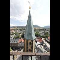 Goslar, Marktkirche St. Cosmas und Damian, Aussicht vom Nordturm nach Sden auf den Sdturmund den Marktkirchhof