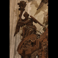 Sevilla, Catedral, Linker Engel auf dem Gehuse der Epistelorgel