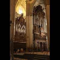 Sevilla, Catedral, Blick aufs hintere Gehuse der Evangelienorgel und zur Epistelorgel