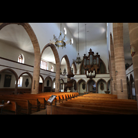 Basel, Peterskirche, Innenraum seitlich in Richtung Orgel