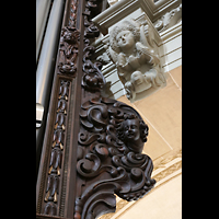 Luzern, Hofkirche St. Leodegar, Kunstvolle Holzschnitzereien am Gehäuse der Hauprrogel