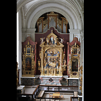Luzern, Hofkirche St. Leodegar, Blick von der Orgelempore zur Walpenorgel mit Maria-End-Altar (um 1500)