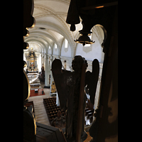 Luzern, Hofkirche St. Leodegar, Blick von der obersten Etage der Hauptorgel über die geschnitzten Engelsfiguren in die Kirche