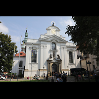 Praha (Prag), Strahov Klter Bazilika Nanebevzet Panny Marie (Klosterkirche), Fassade der Klosterkirche, rechts das Bibliotheksgebude