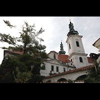 Praha (Prag), Strahov Klter Bazilika Nanebevzet Panny Marie (Klosterkirche), Auenansicht vom Ende der Strahovsk ndvor aus