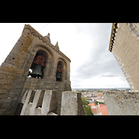 vora, Catedral da S, Glockenturm mit Blick ber die Dachmaier auf vora
