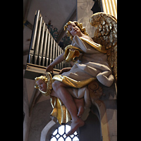 Freiberg, Dom St. Marien, Figurenschmuck an der großen Silbermann-Orgel: Orgelspielender Engel