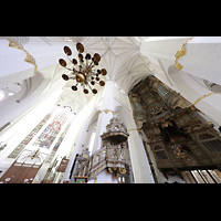 Rostock, St. Marien, Blick ins Vierungsgewlbe, ins Sdquerhaus und zur Westwand mit Orgel