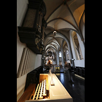Düsseldorf, Basilika St. Lambertus, Blick über den mobilen Spieltisch zur Chor- und Hauptorgel