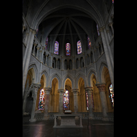 Lausanne, Cathédrale, Chorraum mit bunten Glasfenstern