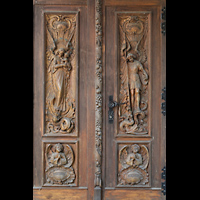 Berlin, St. Hildegard Frohnau, Geschnitzte Eingangstür