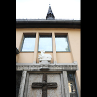 Berlin, St. Hildegard Frohnau, Kreuz und Lamm-Figur neben dem Haupteingang