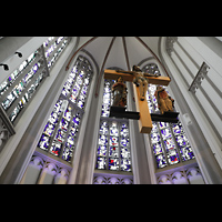 Mnchengladbach, Citykirche, Bunte Glasfenster im Chor mit Kruzifix perspektivisch