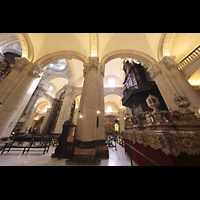Sevilla, Iglesia de El Salvador, Seitlicher Blick über den Columbus(?)-Schrein zur Orgel