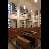 Berlin, St. Kamillus, Blick vom zweiten mobiilen Spieltisch zur Orgel
