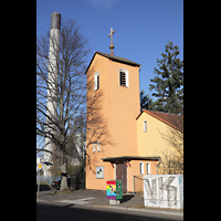 Berlin, Apostel Andreas-Kirche, Kirchturm; links: Schornstein des Heizwerks des Märkischen Viertels