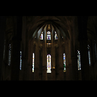 Barcelona, Basílica de Santa María del Mar, Bunte Glasfenster im oberen Chorraum und in der Apsis