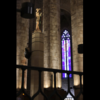 Barcelona, Basílica de Santa María del Mar, Statue der María del Mar mit Schiff, im Hintergrund ein modernes Glasfenster
