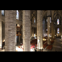 Barcelona, Basílica de Santa María del Mar, Blick vom oberen Chorumgang zur Orgel und in die Kirche