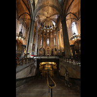 Barcelona, Catedral de la Santa Creu i Santa Eulàlia, Chor- und Altarraum mit Eingang zur Krypta