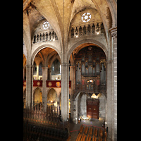 Barcelona, Catedral de la Santa Creu i Santa Eulàlia, Seitlicher Blick vom südlichen Triforium zur Orgel und nördlichen Seitenwand