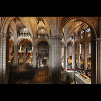 Barcelona, Catedral de la Santa Creu i Santa Eulàlia, Seitlicher Blick vom südlichen Triforium zur Orgel und in den Chor