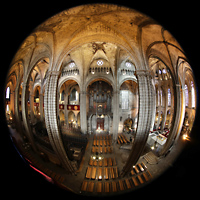 Barcelona, Catedral de la Santa Creu i Santa Eulàlia, Seitlicher Blick vom südlichen Triforium zur Orgel und nördlichen Seitenwand