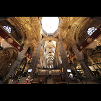 Barcelona, Catedral de la Santa Creu i Santa Eulàlia, Innenraum in Richtung Chor mit Blick in die Kuppel