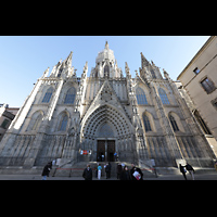 Barcelona, Catedral de la Santa Creu i Santa Eulàlia, Fassade der Kathedrale und gegenüber der Palau Reial de l'Almudaina