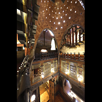 Barcelona, Palau Güell (Gaudi), Seitlicher Blick von der mittleren Etage zur Orgel und in die Haupthalle