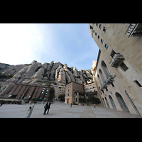 Montserrat, Abadia de Montserrat, Basílica Santa María, Blick vom äußeren Atriium auf die Fassade und die Berge