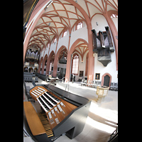 Bayreuth, Stadtkirche Heilig Dreifaltigkeit, Blick über den Zentralspieltisch zur Haupt- und Chororgel