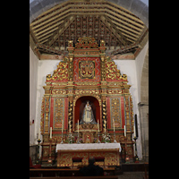 Adeje (Teneriffa), Santa Úrsula, Altar im Seitenschiff und reich verzierte Kassettendecke im Mudejar-Stil