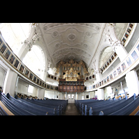 Celle, Stadtkirche St. Marien, Innenraum in Richtung Orgel mit Emporenbildern (beleuchtet)