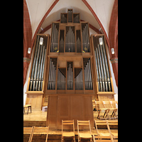 Göttingen, St. Johannis, Orgel mit Rückpositiv von der Empore aus gesehen (beleuchtet)