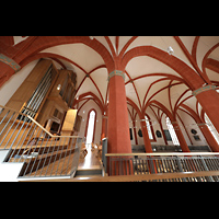Göttingen, St. Johannis, Blick von der Seitenempore zur Orgel und in die Kirche