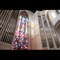 Freiburg, St. Martin, Orgel mit butem Glasfenster seitlich