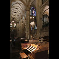 Regensburg, Dom St. Peter, Blick vom Spieltisch ins nördliche Seitenschiff mit Orgel und Langhaus nach Westen