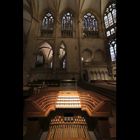 Regensburg, Dom St. Peter, Blick vom Spieltisch zur Nordwand im Chorraum mit Orgel