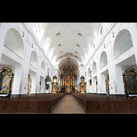 Altötting, Basilika St. Anna, Innenraum in Richtung Chor