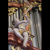 Altötting, Stiftskirche St. Philippus und Jakobus, Trompetespielender Engel am Orgelprospekt