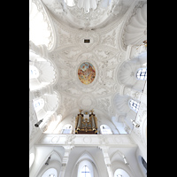 Altötting, St. Magdalena, Blick zur Orgel und zur Decke