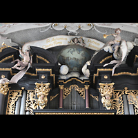 Regensburg, Basilika St. Emmeram, Putten und Weltkugel auf dem Dach der Orgel