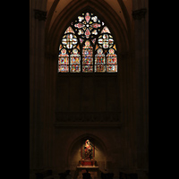 Regensburg, Dom St. Peter, Norhelferfenster im nördlichen Seitenschiff, 2. Joch (1330) mit 14 Nothelfern. In der Mitte: Kreuzigung Jesu, Geburt und Verkündigung. Darunter: Michaels-Altar mit Retabel von Karl Roth (1940)