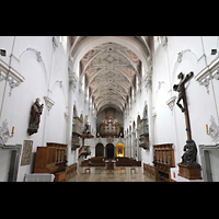 Regensburg, Niedermünster, Blick vom Hochaltar durch die gesamte Kirche zur Orgel