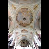 Regensburg, St. Josef, Blick zur Kuppel mit Deckengemlde des Hl. Josef als Helfer der Menschheit und zur Orgel